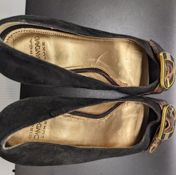 Circa Joan & David Wedge Open Toe Buckle women's 8M Black & Cheetah - Picture 10 of 12